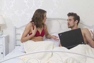 Dvojici se vymstily intimní hrátky na internetu. Podvodníci ji vydírali a chtěli peníze - Novinky